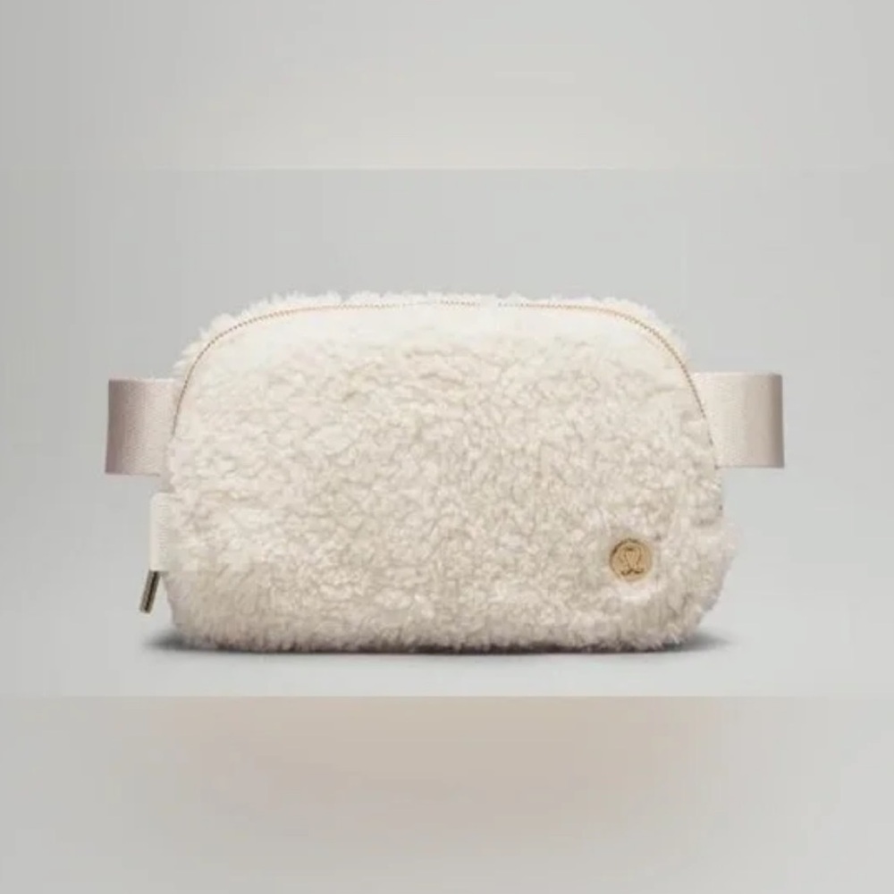 Lululemon Everywhere Belt Bag in Ivory Fleece